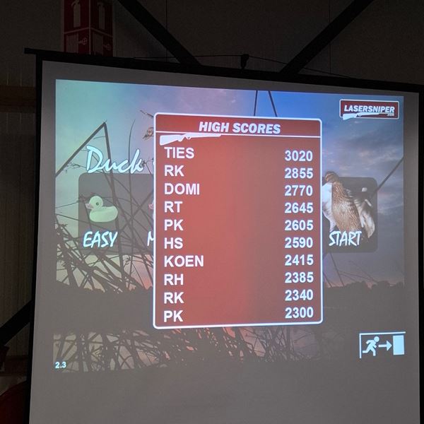 laser kleiduifschieten op beamer scherm