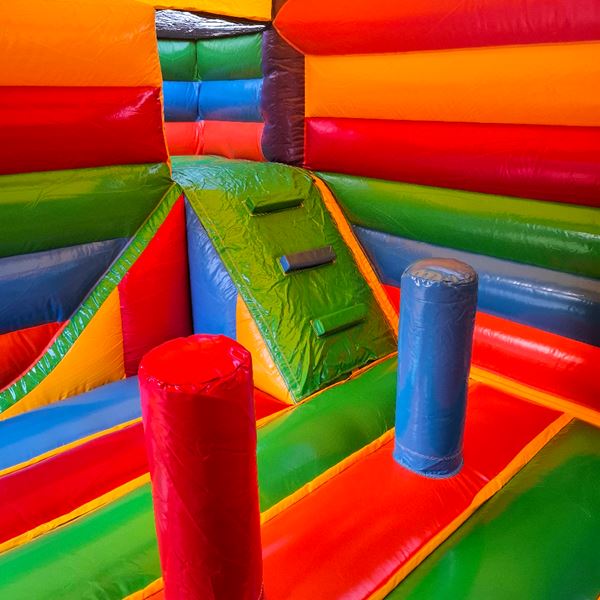 springkussen huren met dakje springkussen regenboog huren