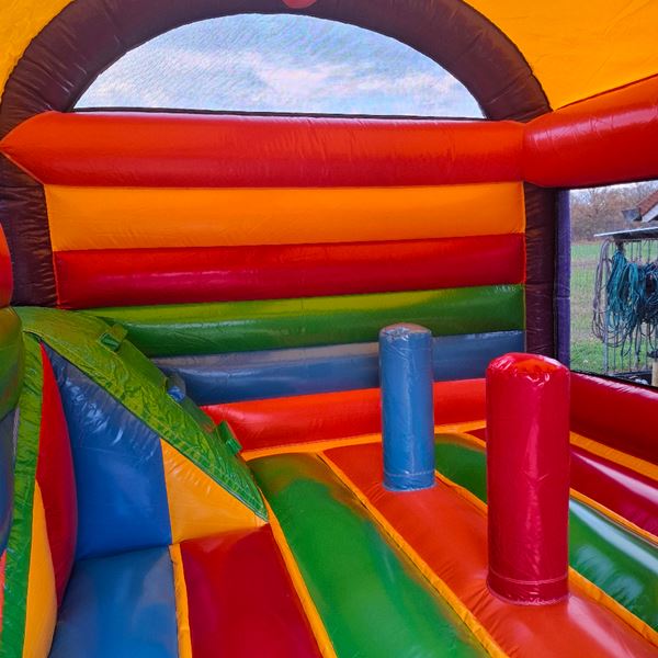 springkussen huren met dakje springkussen regenboog huren