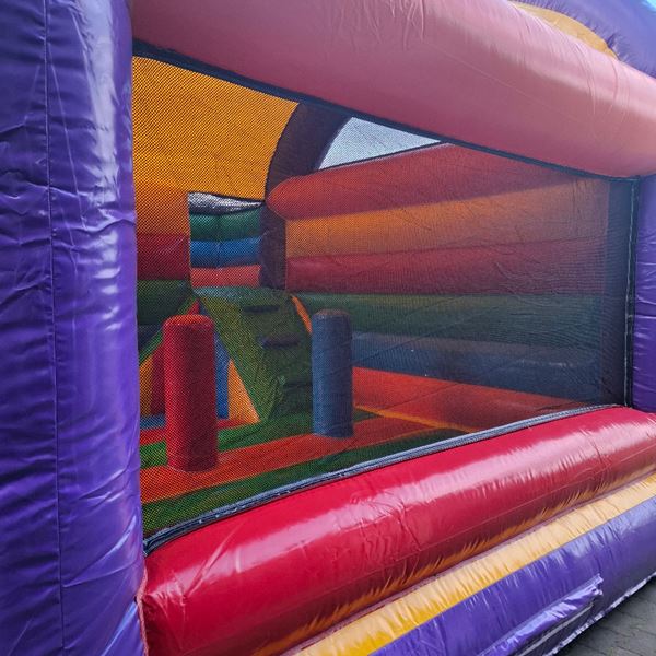 springkussen huren met dakje springkussen regenboog huren